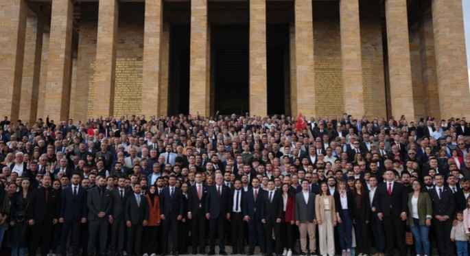 İYİ Parti Genel Başkanı Dervişoğlu'ndan gençlerle birlikte Anıtkabir'e ziyaret - Resim : 2