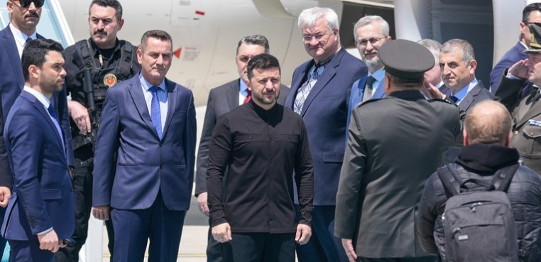 Ukrayna Devlet Başkanı Zelenski'nin uçağı Ankara'ya indi