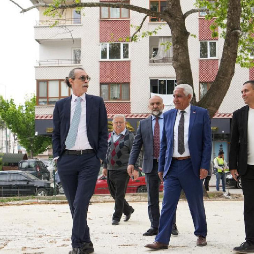 Etimesgut Belediye Başkanı Erdal Beşikcioğlu parklardaki yenileme çalışmalarını yerinde takip etti