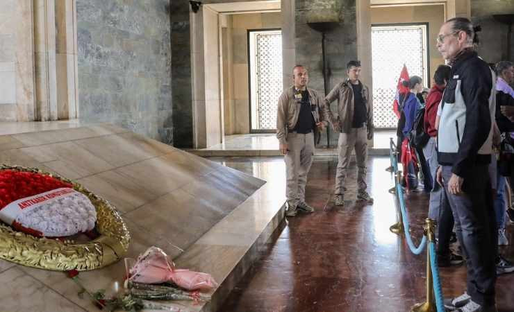 Erdal Beşikcioğlu 19 Mayıs etkinliğinde motosiklet kortejiyle Anıtkabir'i ziyaret etti - Resim : 2
