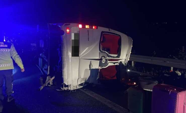Manisa Soma'da minibüs devrildi: 1 ölü, 13 yaralı!