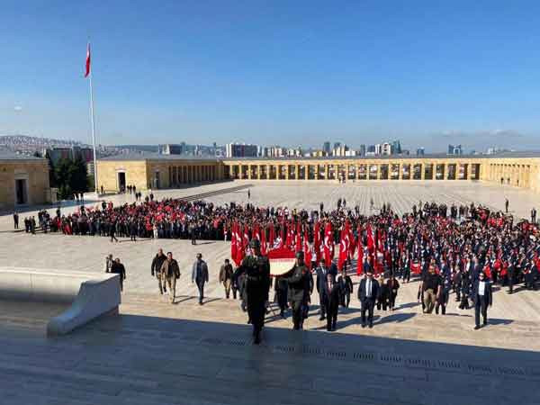 Bakan Bak, gençler ve sporcularla Anıtkabir'i ziyaret etti