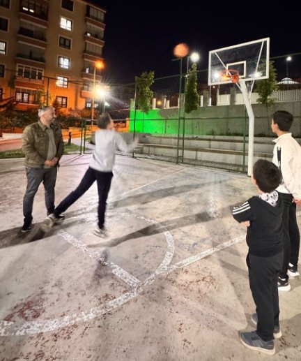 Pursaklar Belediye Başkanı Çetin'den çocuklara basket atışı turnuvası yaptı - Resim : 2