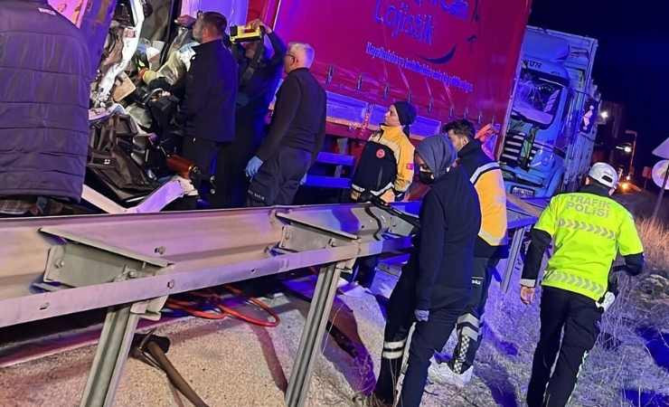 Kızılcahamam'da 3 tır birbirine girdi, 2 kişi yaralandı