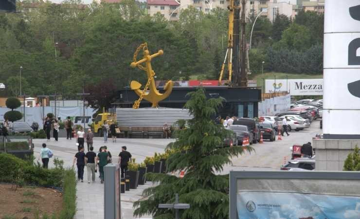 Yenimahalle'de bir otomobil bayisinin çatısı fırtınada uçtu