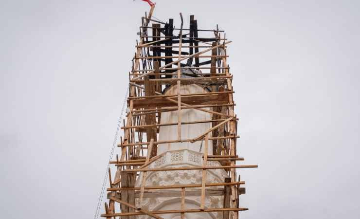 Sincan'da minareye isabet eden yıldırım yangına neden oldu