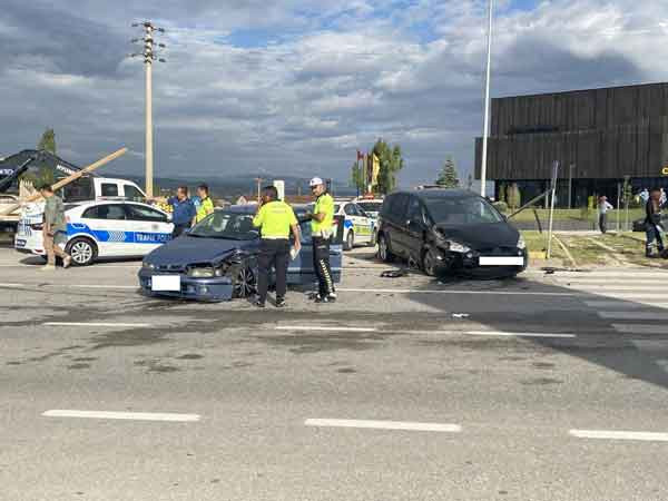 Çorum -  Ankara karayolu üzerinde trafik kazası: 3 kişi yaralandı