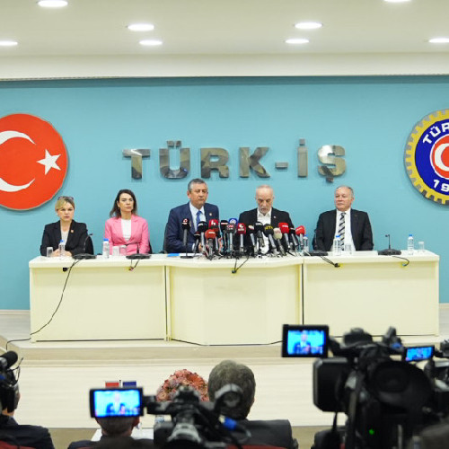 Özgür Özel  asgari ücrete ara zam dedi: 'Geçen seneden berbat olacak'