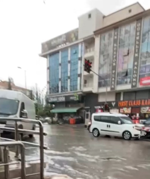 Ankara'da bastıran yağışlar hayatı olumsuz etkiledi