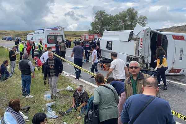 Taziye evinden Ankara'ya dönen midibüs devrildi: 2 ölü 27 yaralı