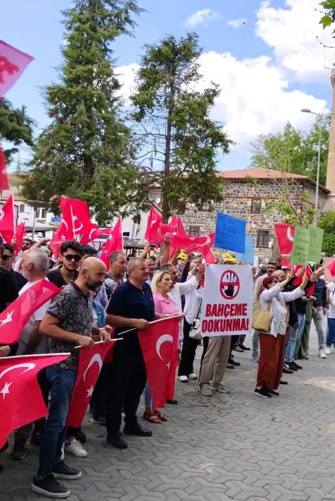 Ayaş'ta hobi bahçelerinin yıkılması belediye binası önünde protesto edildi