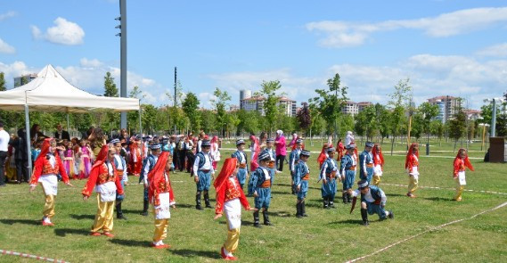 Kahramankazan'da öğrencilerden 2. Halk Oyunları Şöleni
