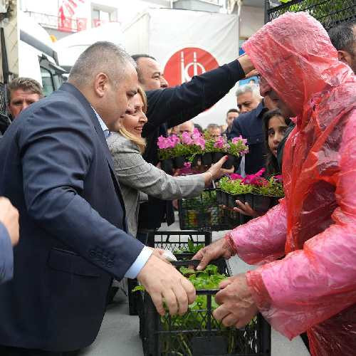 Keçiören Belediyesi 61 bin fideyi vatandaşlara ücretsiz olarak dağıttı