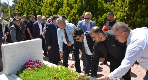 Başkan Çırpanoğlu şehitlikte düzenlenen anma programına katıldı