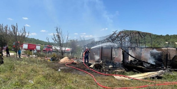 Nallıhan'da korkutan ev yangını: Kullanılamaz hale geldi