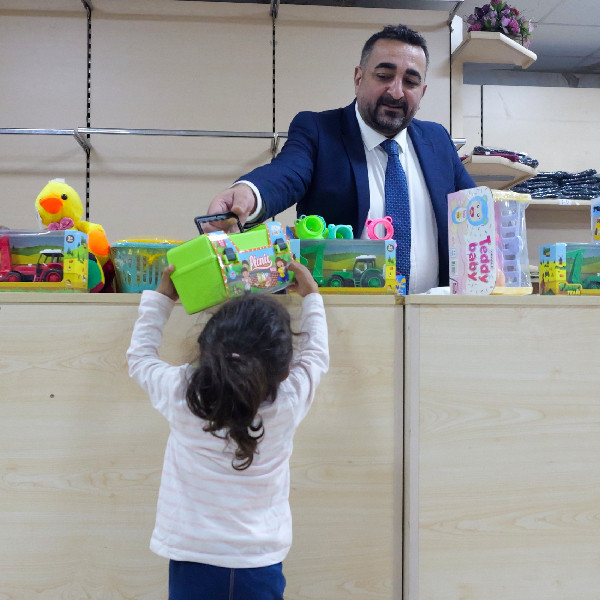 Etimesgut Belediyesi Kurban Bayramı öncesi ihtiyaç sahibi aileleri sevindirdi