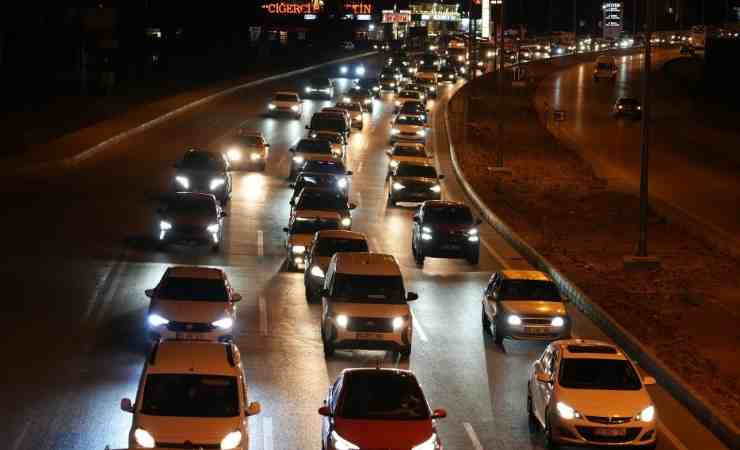 Kilit kavşak Kırıkkale'de gece yarısı trafik yoğunluğu oluştu