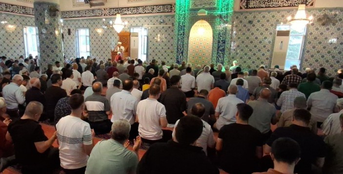 Beypazarı'nda bayram namazı: Cemaat cami dışına taştı