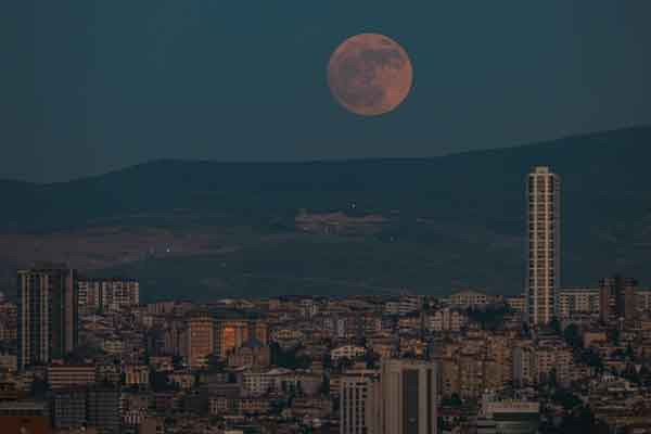 Ankara'da kehribar renkli çilek dolunayı hayran bırakan manzaralar oluşturdu - Resim : 2