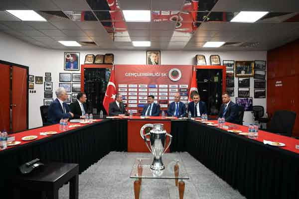 Ankara Valisi Vasip Şahin, Gençlerbirliği'ni ziyaret etti - Resim : 2