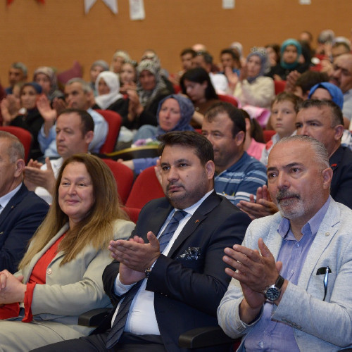 Kahramankazan Belediye Başkanı Çırpanoğlu lise öğrencilerinin mezuniyet mutluluğunu paylaştı