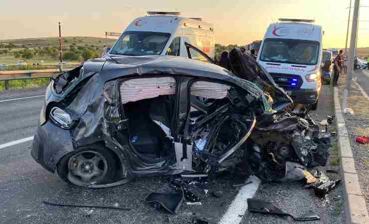 Aksaray'da iki otomobil takla attı, 2'si ağır 8 kişi yaralandı