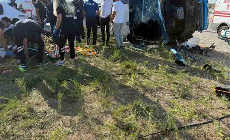 Sincan'da dolmuş ile otomobilin çarpıştığı kazada 5 kişi yaralandı