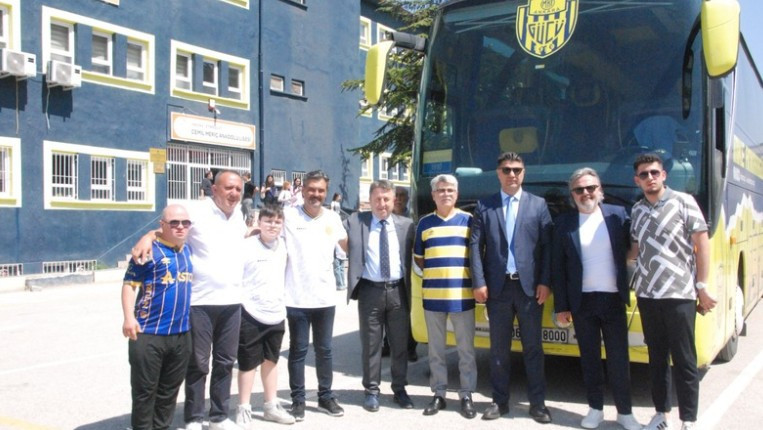 Ankaragücü yöneticileri, Cemil Meriç Anadolu Lisesi'ndeki karne törenine katıldılar
