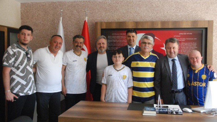 Ankaragücü yöneticileri, Cemil Meriç Anadolu Lisesi'ndeki karne törenine katıldılar - Resim : 2