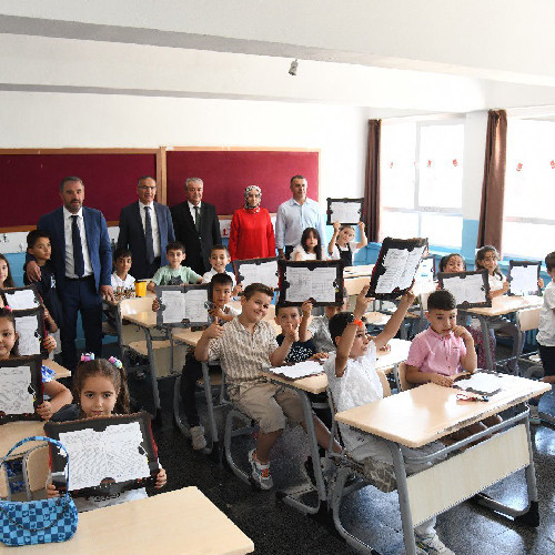 Pursaklar Belediye Başkanı Ertuğrul Çetin öğrencilere karnelerini verdi - Resim : 2
