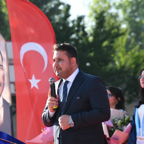 Başkan Selim Çırpanoğlu ortaokul öğrencilerini mezuniyetlerinde yalnız bırakmadı