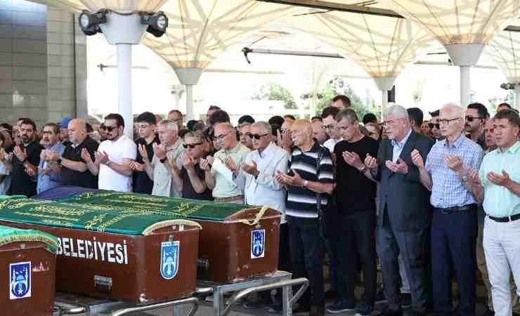 Müsavat Dervişoğlu Ankara'da öğretmeninin cenazesine katıldı