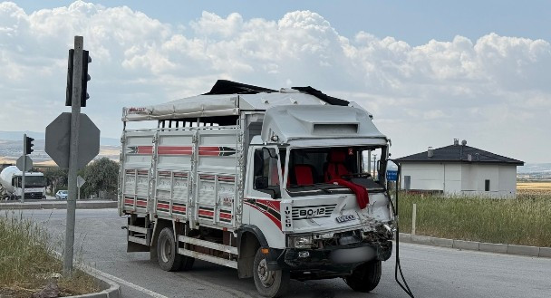 Polatlı'da kamyonet ve minibüs çarpıştı: 3 yaralı!