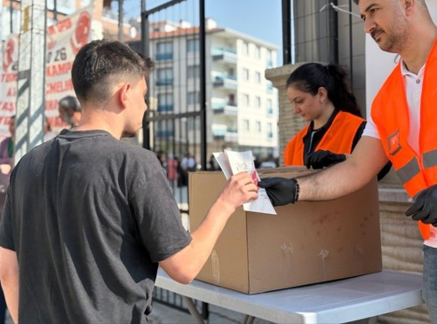 Sincan Belediyesi 52 okulda sınav öncesi simit ve meyve suyu ikramı yaptı