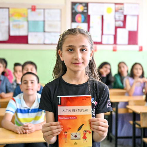 Altındağ Belediye Başkanı Tiryaki öğrencilerin karne sevincini paylaştı