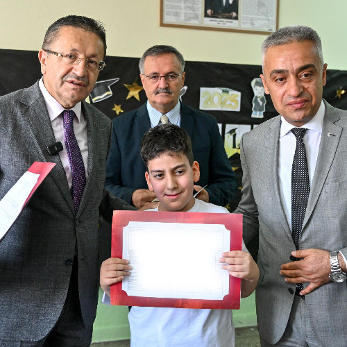 Altındağ Belediye Başkanı Tiryaki öğrencilerin karne sevincini paylaştı - Resim : 2