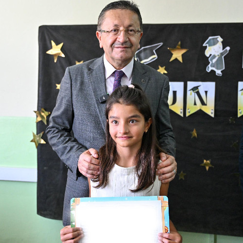 Altındağ Belediye Başkanı Tiryaki öğrencilerin karne sevincini paylaştı - Resim : 3