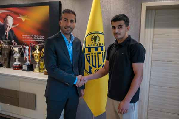 Ankaragücü 3 futbolcuyu daha profesyonel yaptı