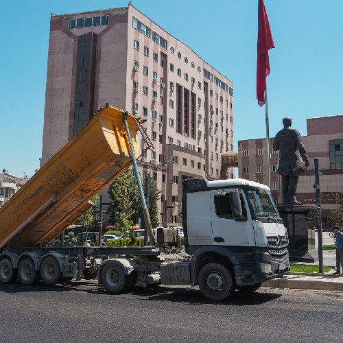 Etimesgut Belediyesi 30 Ağustos'ta kapsamlı bir asfalt serim çalışması gerçekleştirdi