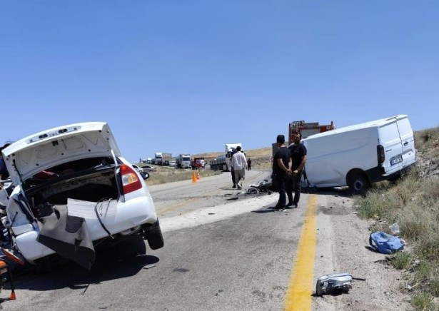 Sincan'da iki araç kafa kafaya çarpıştı: 1 ölü, 1 yaralı