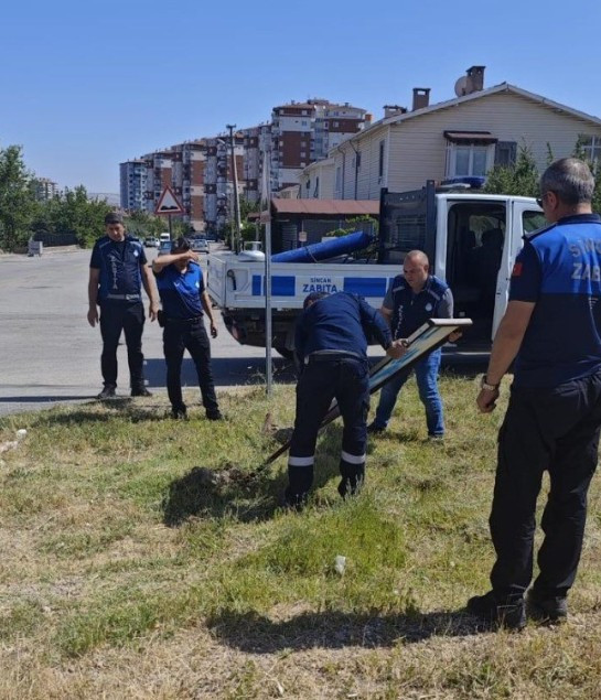 Sincan Belediyesi, ilçedeki izinsiz tabelaları kaldırıyor