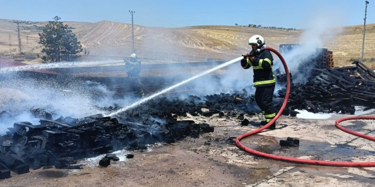 Kırıkkale'de deponun bahçesinde çıkan yangın korkuttu - Resim : 2