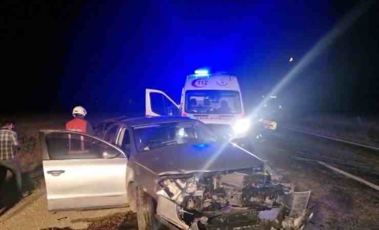 Çorum'da iki otomobil kafa kafaya çarpıştı 4 kişi yaralandı
