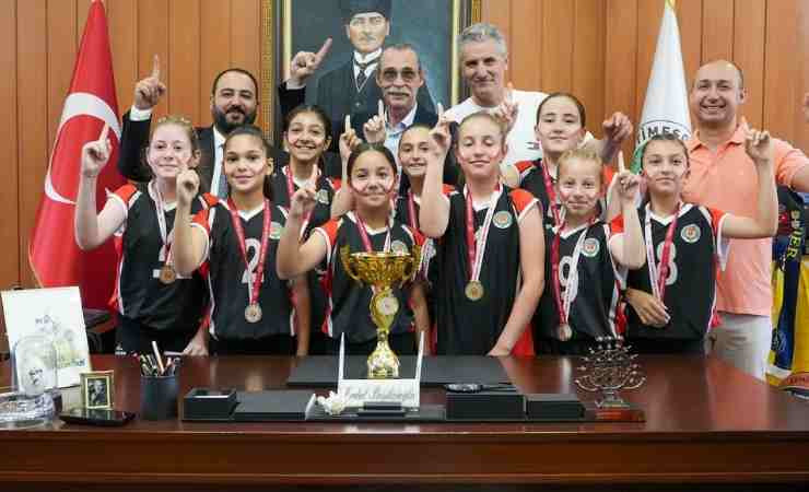 Erdal Beşikcioğlu: Etimesgut'un şampiyon minileriyle gurur duyuyorum
