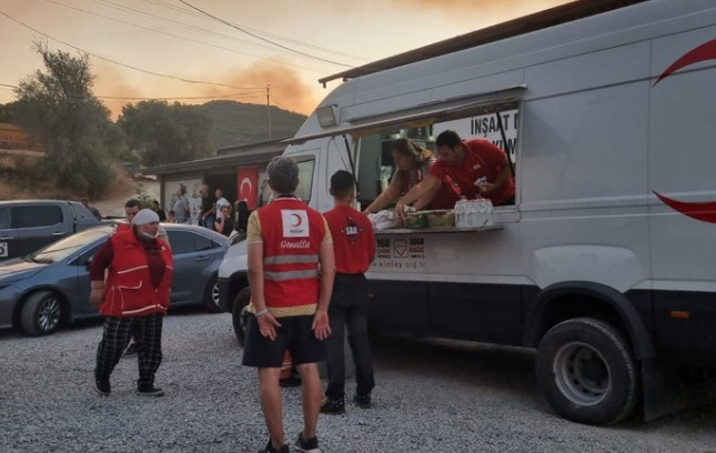 Kızılay orman yangınlarından etkilenenlere kumanya desteği veriyor