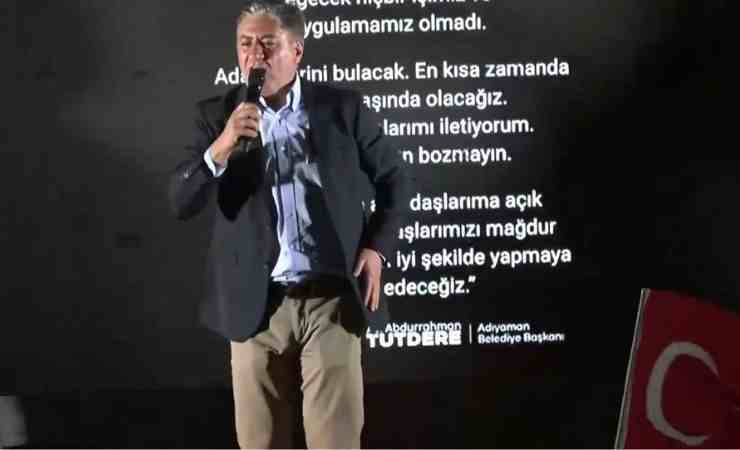 CHP Grup Başkanvekili Murat Emir Adıyaman mitinginde kürsüden düştü