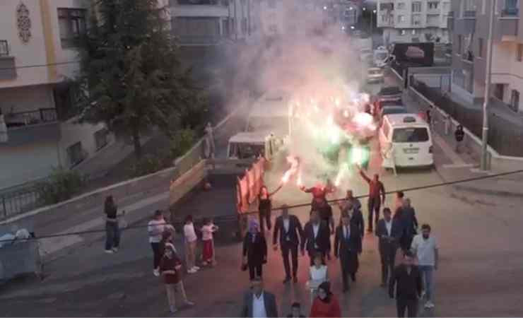 Altındağ'da damat konvoyunun üzerine havai fişekler düştü