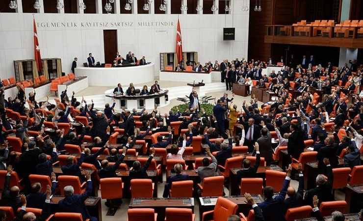 En düşük emekli maaşını 16.881 TL'ye çıkaran kanun teklifi yasalaştı