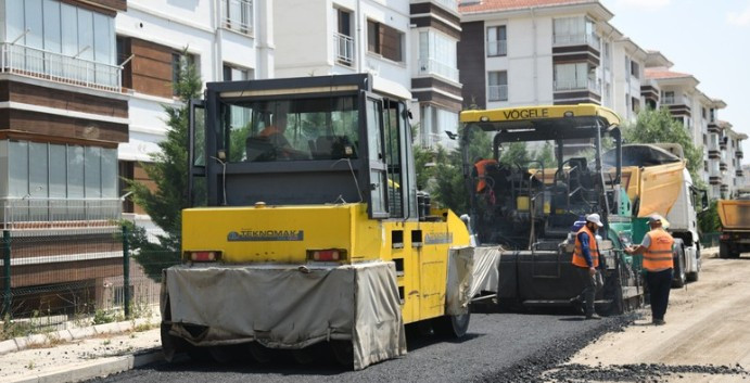 Kahramankazan'da TOKİ bölgesinde sıcak asfalt çalışması başladı - Resim : 2