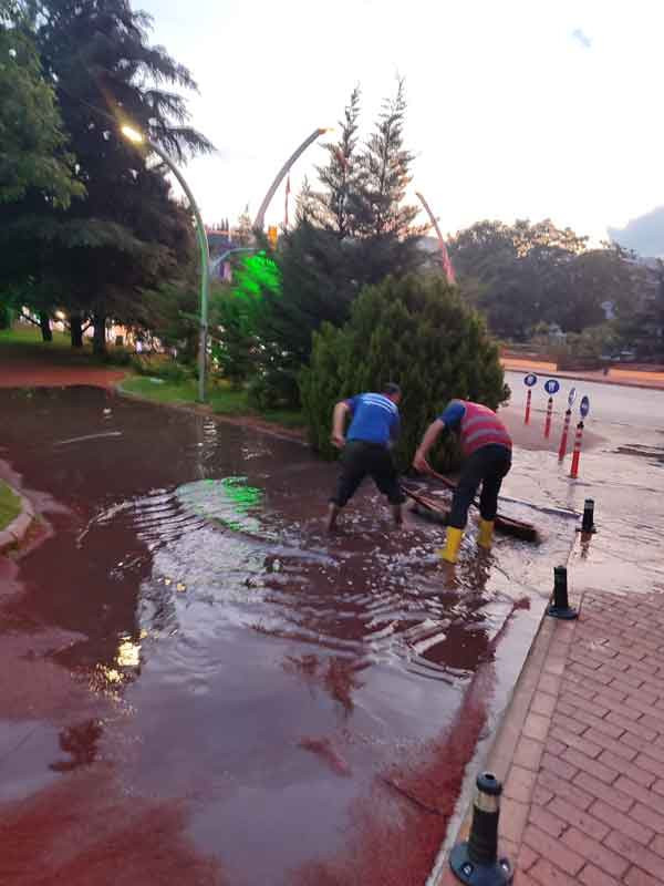 Keçiören Belediyesi ekiplerinden sel felaketi sonrası müdahale!
